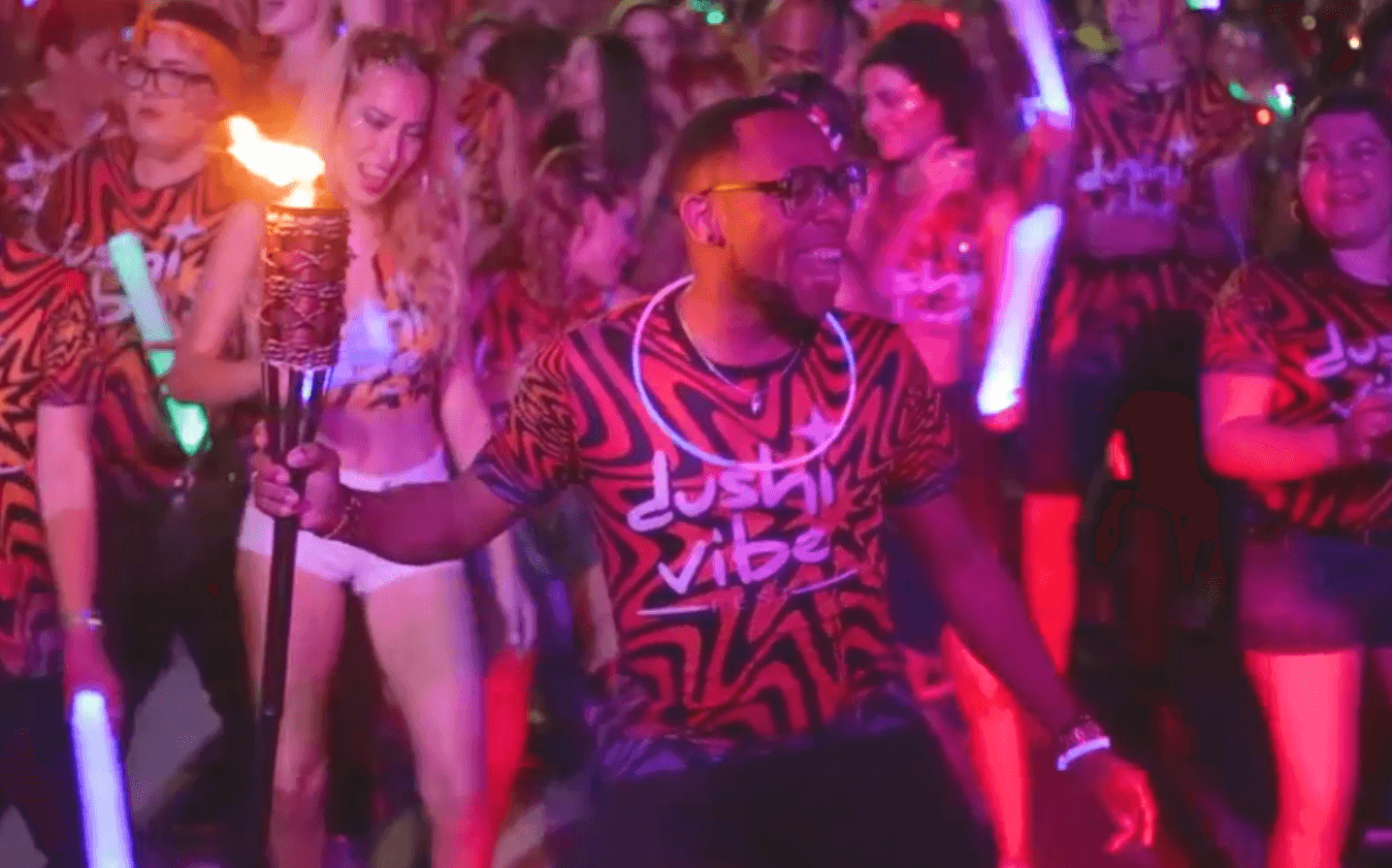 TV Aruba - Night parade with Dushi Vibe performers and LED lights during Aruba Carnival